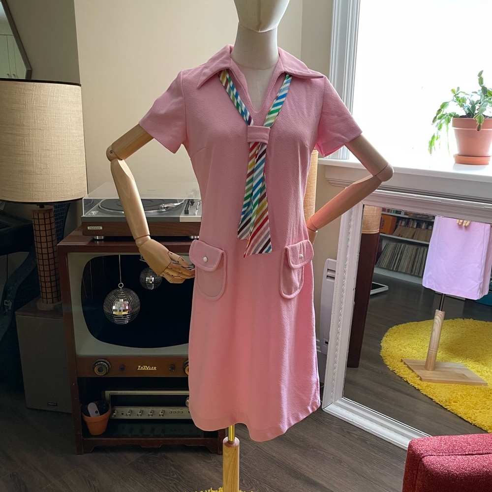 Vintage Pink Short Sleeve Mini-Dress with Striped Rainbow Tie 🌈